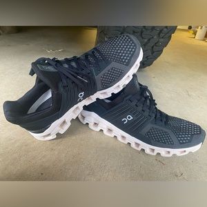 ON RUNNING - MEN'S CLOUD 5 BLACK / WHITE
SZ 10